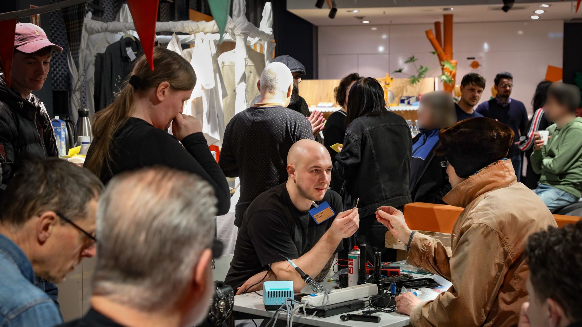 Eröffnung des Reparatur-Standes im Konzeptladen Wiederschön